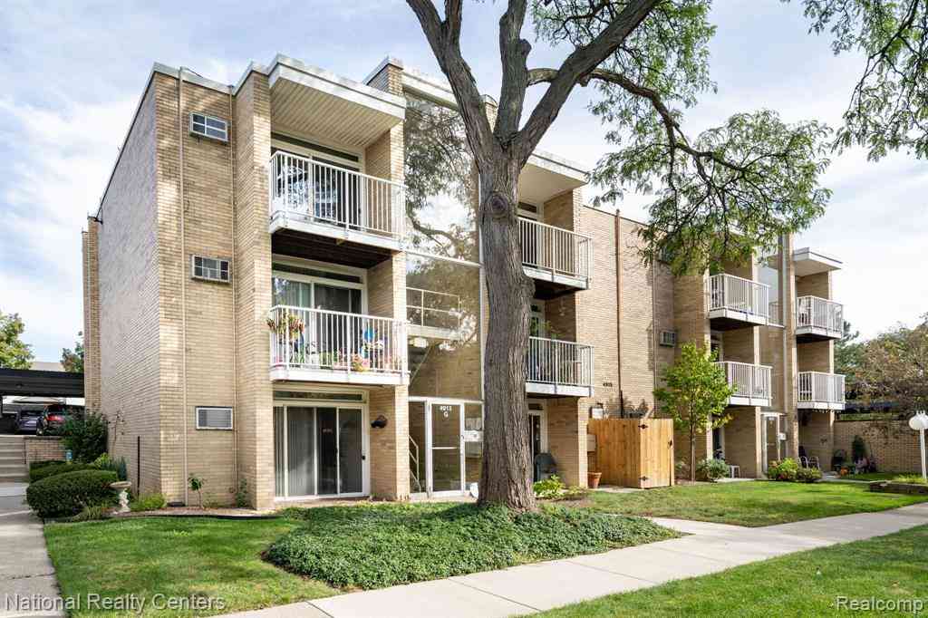Condo For Sale - 4913 Crooks Road  #G1<br/> Royal Oak, MI 48073