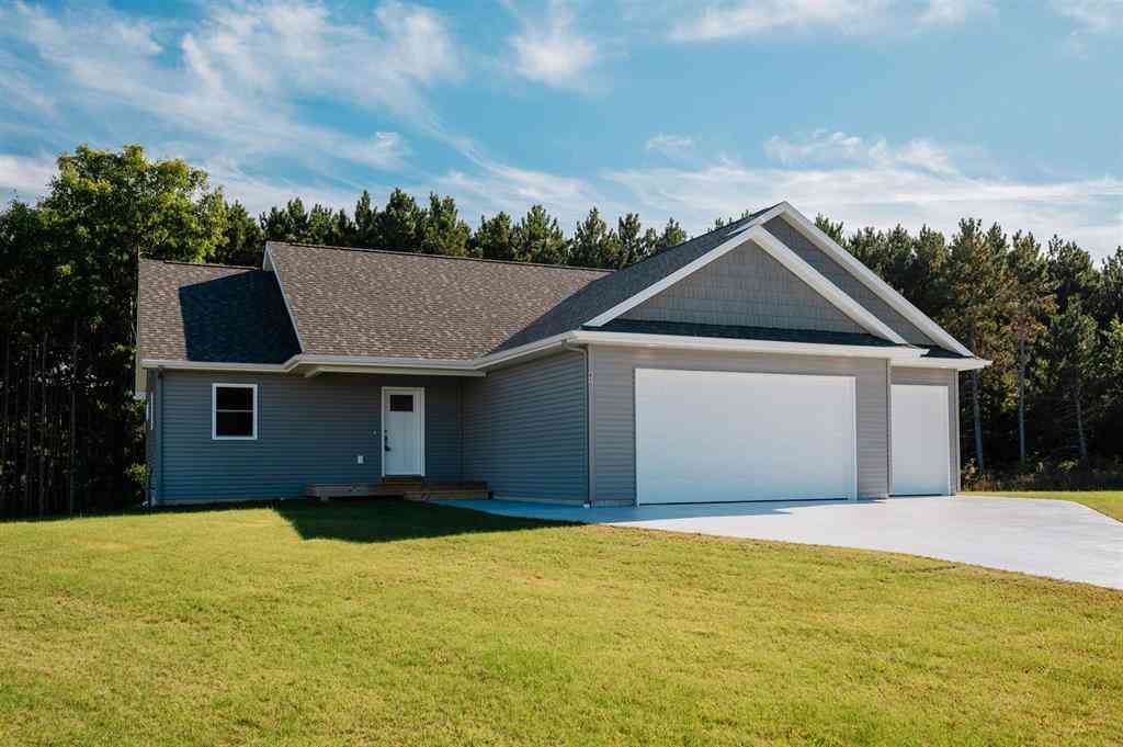 Homes For Sale - 850 Coyote Lane <br/> Traverse City, MI 49696