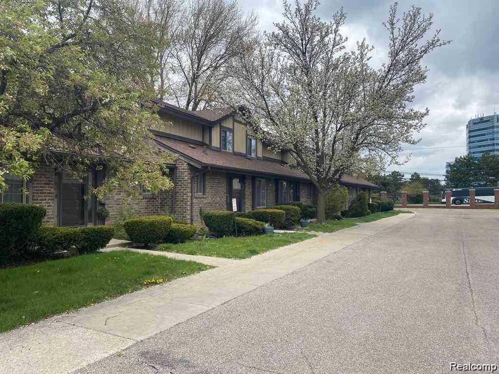 Condo For Rent - 28129 Franklin Road  #112<br/> Southfield, MI 48034