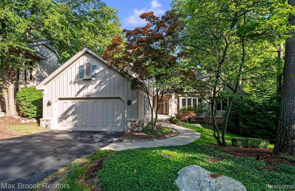 Condo For Sale - 4904 Woodcliff Hill Road N N<br/> West Bloomfield, MI 48323