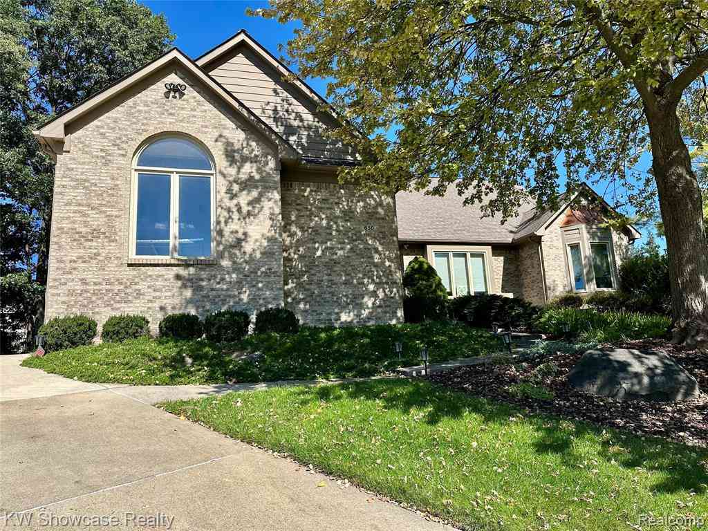 Homes For Sale - 650 Plainfield Drive <br/> Oakland County, White Lake, MI 48386