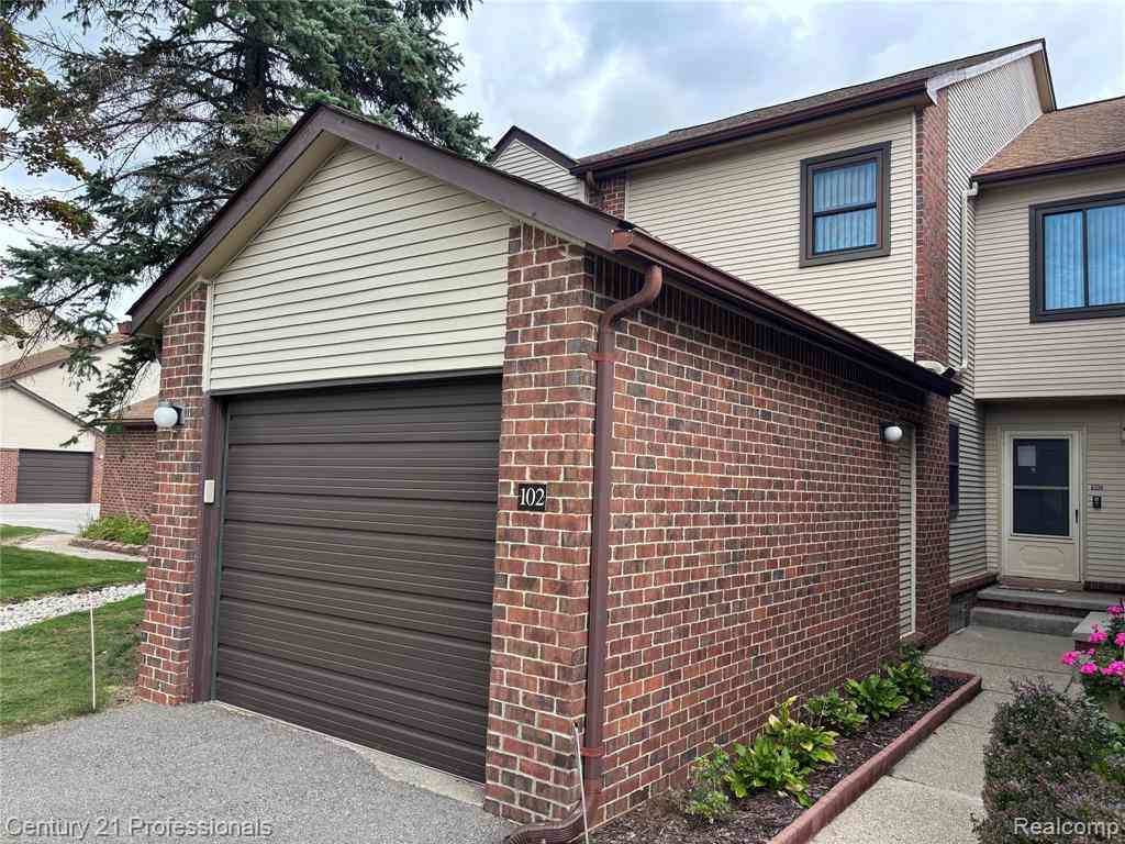 Condo For Sale - 6680 Ridgefield Circle  #102<br/> West Bloomfield, MI 48322