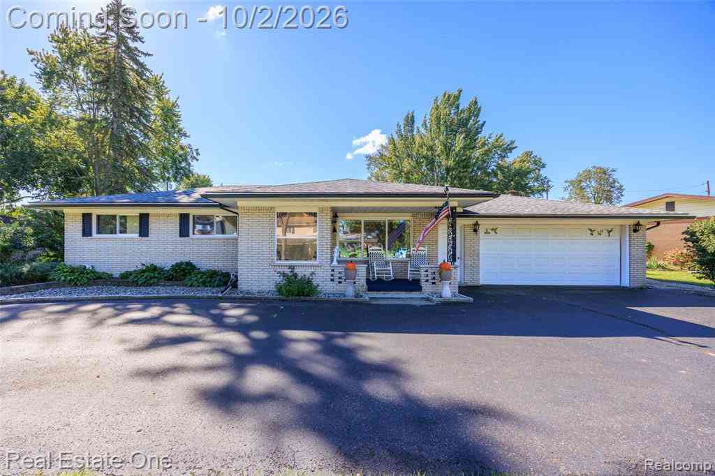 Homes For Sale - 6056 Pinetree Drive <br/> Shelby Twp, MI 48316