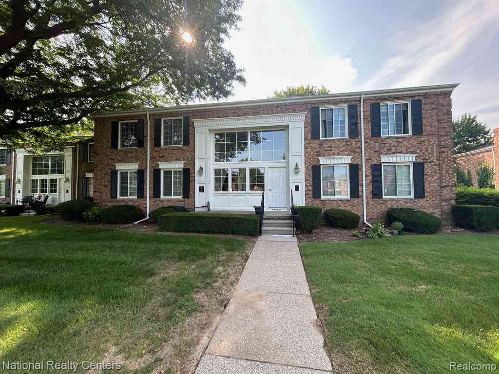 Condo For Sale - 683 E Fox Hills Drive  #68<br/> Bloomfield Hills, MI 48304