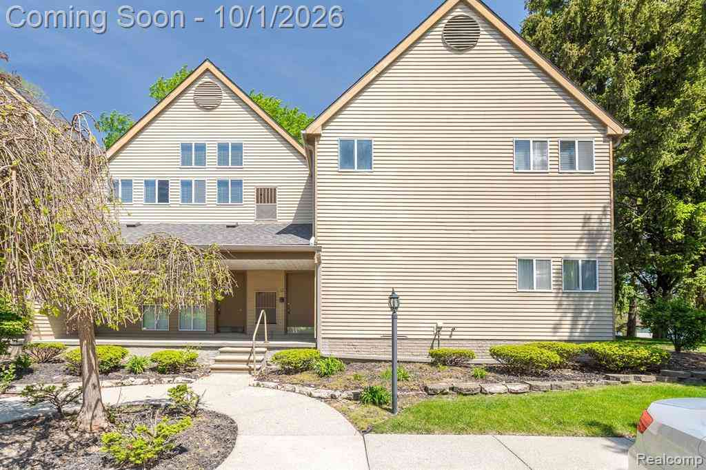 Condo For Sale - 27971 Rollcrest Road  #10<br/> Oakland County, Farmington Hills, MI 48334