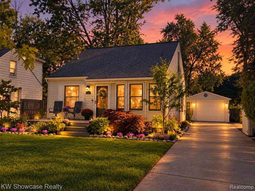 Homes For Sale - 363 S Roslyn Road <br/> Oakland County, Waterford, MI 48328