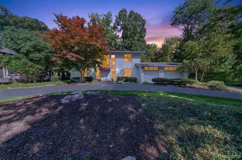 Homes For Sale - 28256 Harwich Drive <br/> Oakland County, Farmington Hills, MI 48334