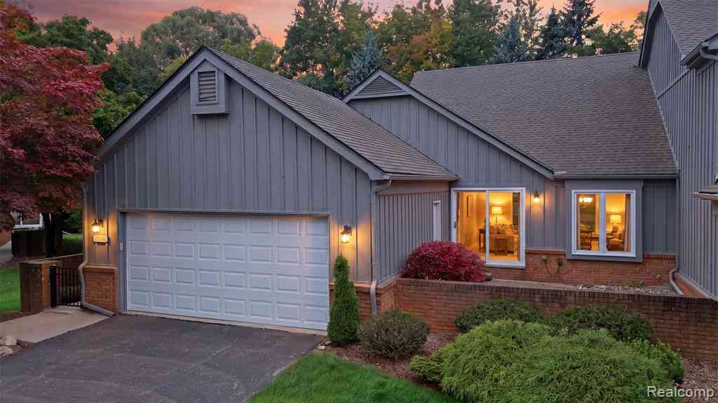 Condo For Sale - 28516 Venice Circle <br/> Oakland County, Farmington Hills, MI 48334
