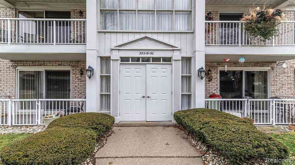 Condo For Sale - 38226 Ann Arbor Trail  #17<br/> Wayne County, Livonia, MI 48150