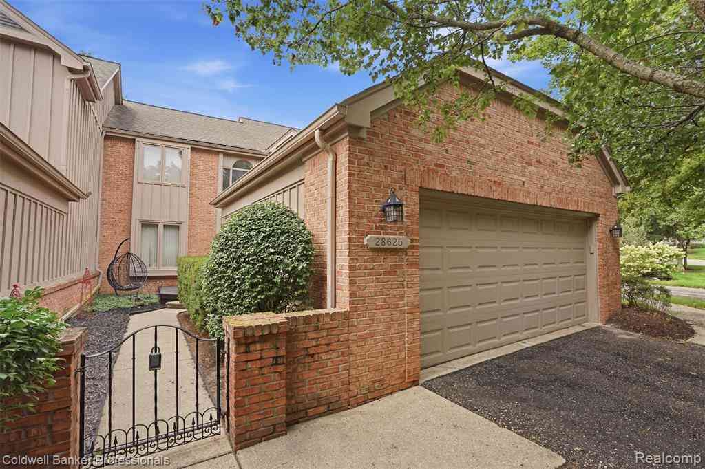 Condo For Sale - 28625 Auburn Court <br/> Oakland County, Farmington Hills, MI 48331