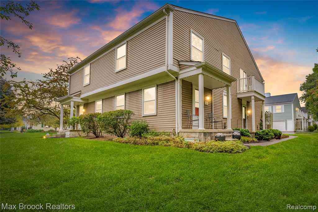 Condo For Sale - 387 Neptune Drive <br/> Oakland County, Walled Lake, MI 48390