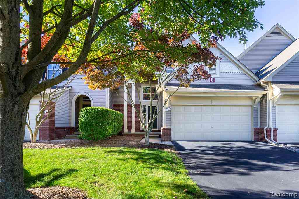 Condo For Sale - 38253 Saratoga Circle <br/> Oakland County, Farmington Hills, MI 48331