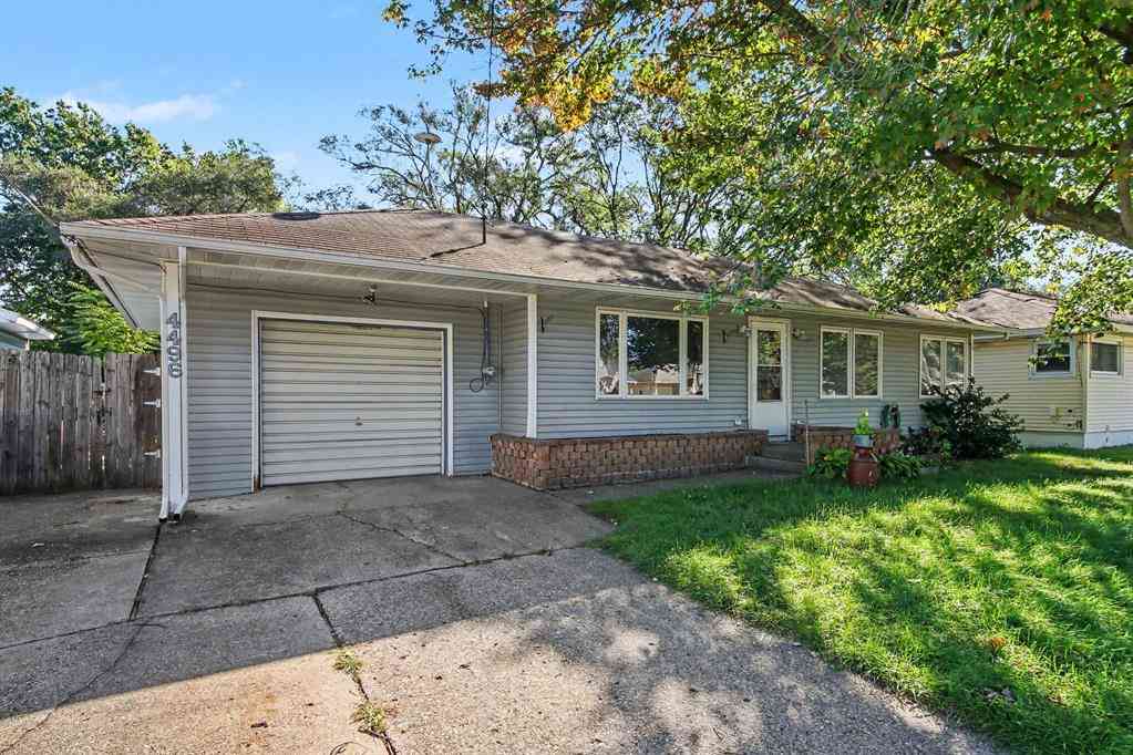 Homes For Sale - 4496 SE Burgis Avenue Se SE<br/> Kent County, Kentwood, MI 49508
