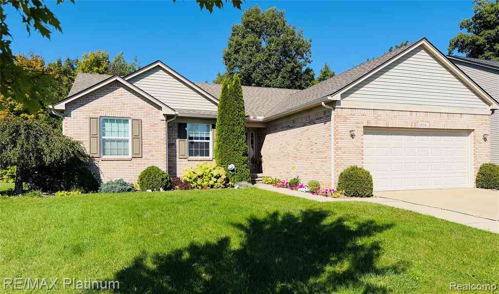 Homes For Sale - 1524 Baypointe Circle <br/> Grand Blanc, MI 48439