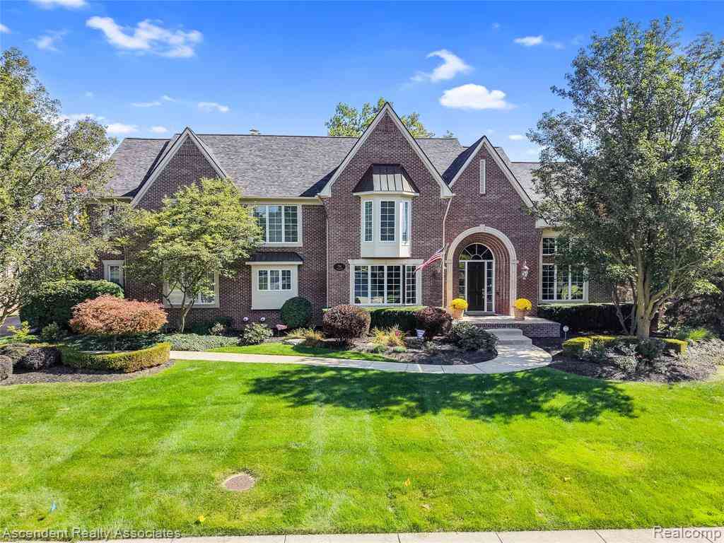 Homes For Sale - 734 Wellington Circle <br/> Oakland County, Rochester, MI 48309