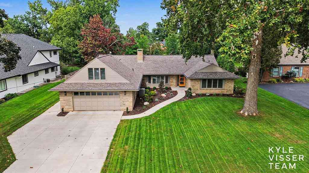 Homes For Sale - 2861 Woodcliff Circle Se SE<br/> Kent County, East Grand Rapids, MI 49506