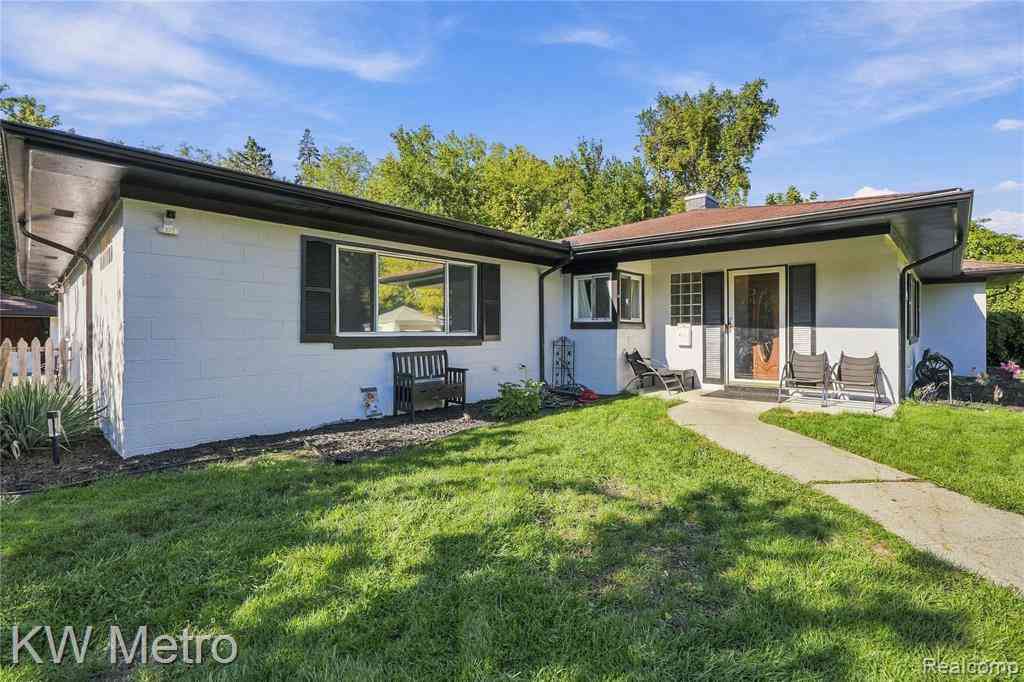 Homes For Sale - 19156 Old Homestead Drive <br/> Harper Woods, MI 48225