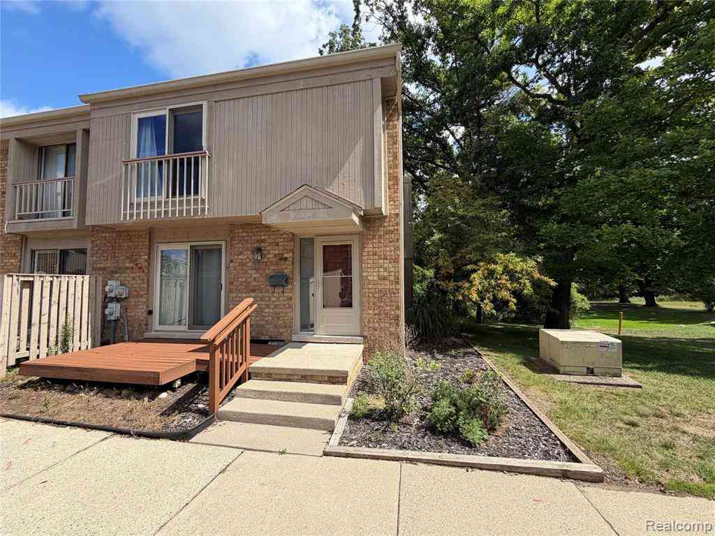 Condo For Rent - 629 Oakbrook   #18<br/> Rochester, MI 48307