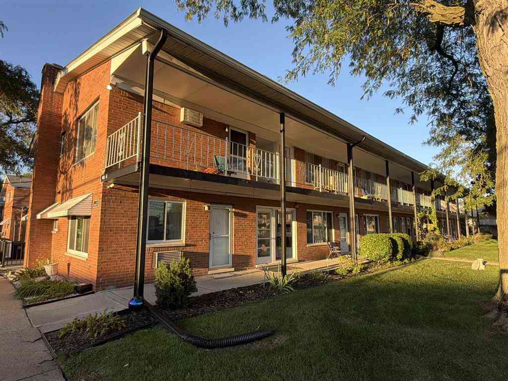 Condo For Sale - 2121 Clawson Avenue <br/> Oakland County, Royal Oak, MI 48073