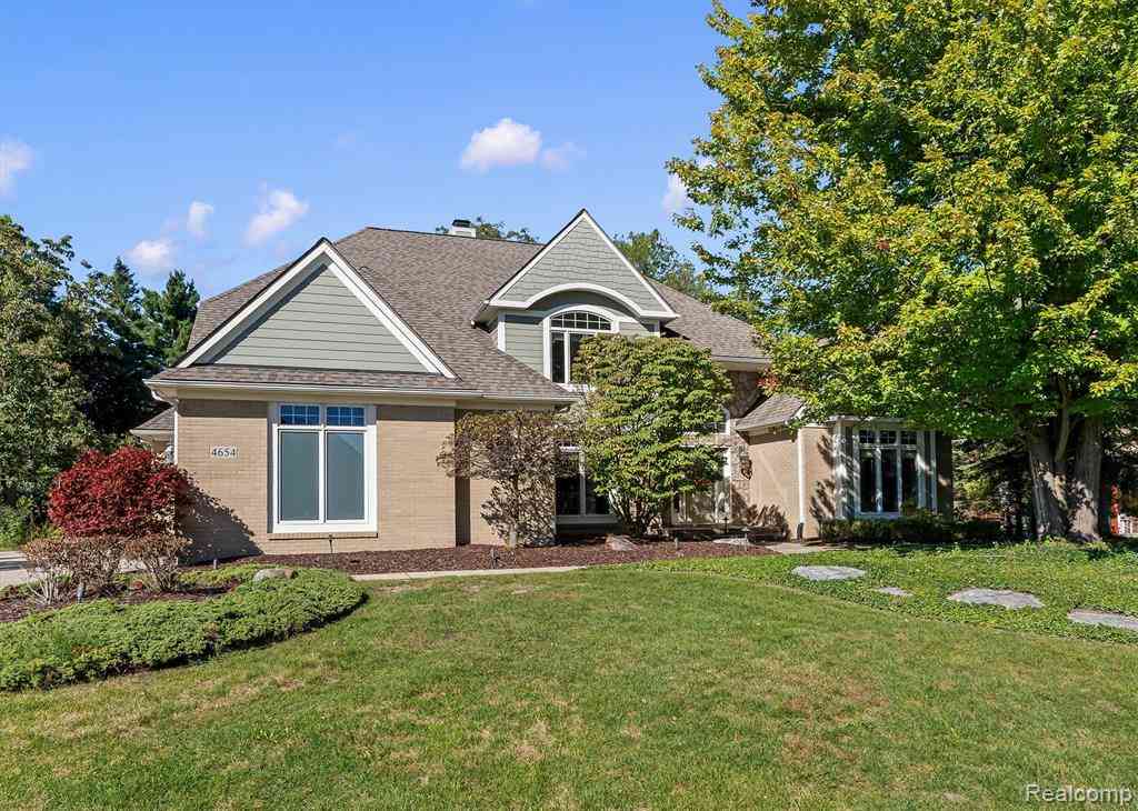 Homes For Sale - 4654 Woodland Hills Drive <br/> Rochester, MI 48306