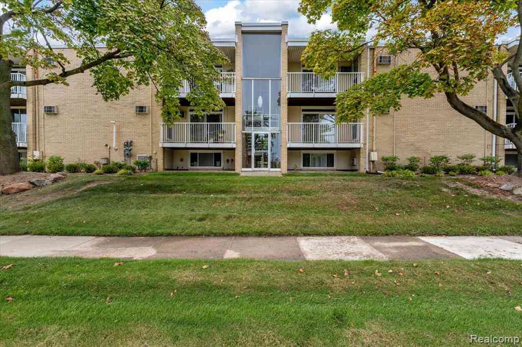 Condo For Sale - 4909 N Crooks Road  #D-1<br/> Royal Oak, MI 48073