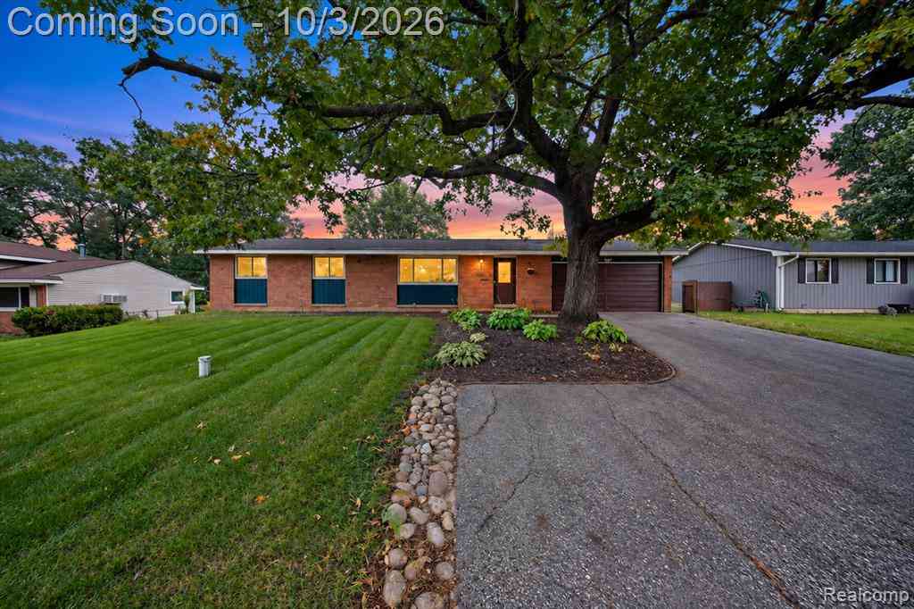 Homes For Sale - 3376 S Commerce Road <br/> Oakland County, Commerce Twp, MI 48390