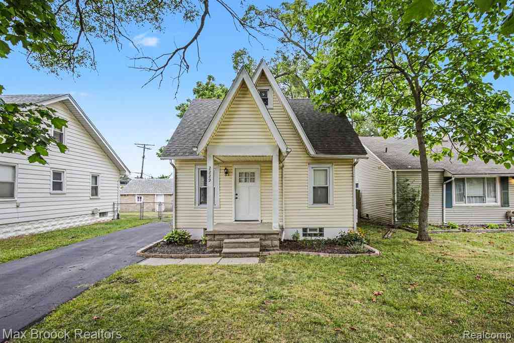 Homes For Sale - 2229 Rosemary Avenue <br/> Oakland County, Waterford, MI 48328