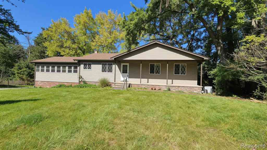 Homes For Sale - 10026 Stinchfield Woods Road <br/> Washtenaw County, Pinckney, MI 48169