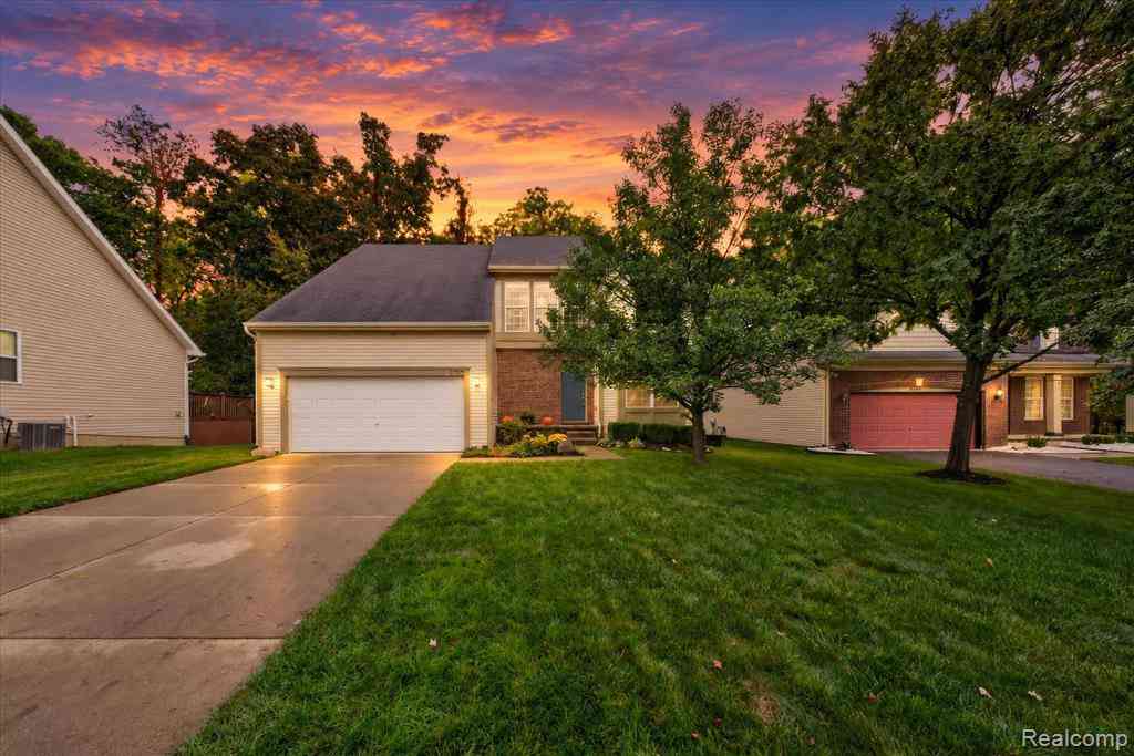 Homes For Sale - 2752 W Amberly Boulevard <br/> Howell, MI 48843