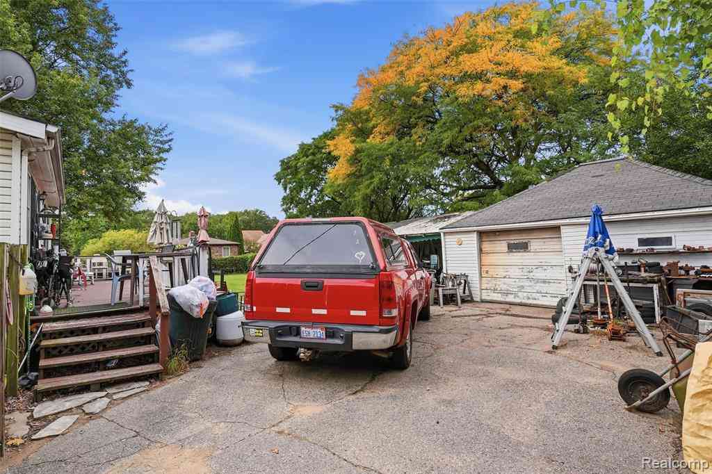 Homes For Sale - 32700 Schoolcraft Road <br/> Livonia, MI 48150