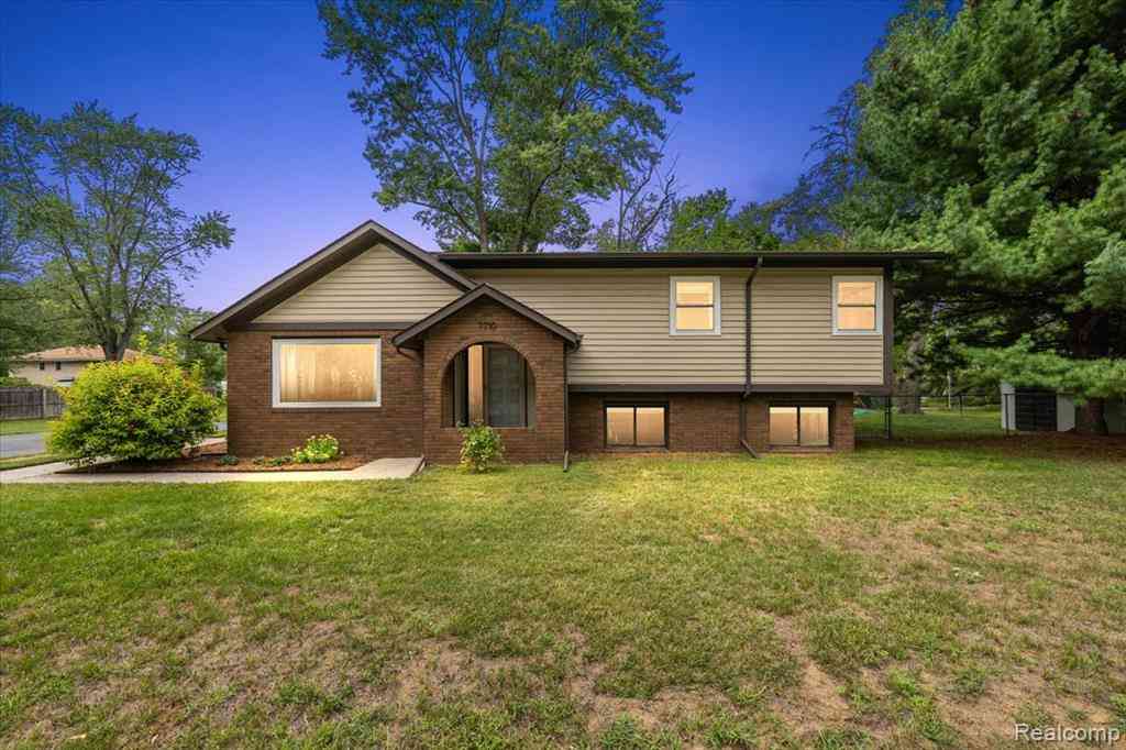 Homes For Sale - 7710 Richardson Road <br/> West Bloomfield, MI 48323