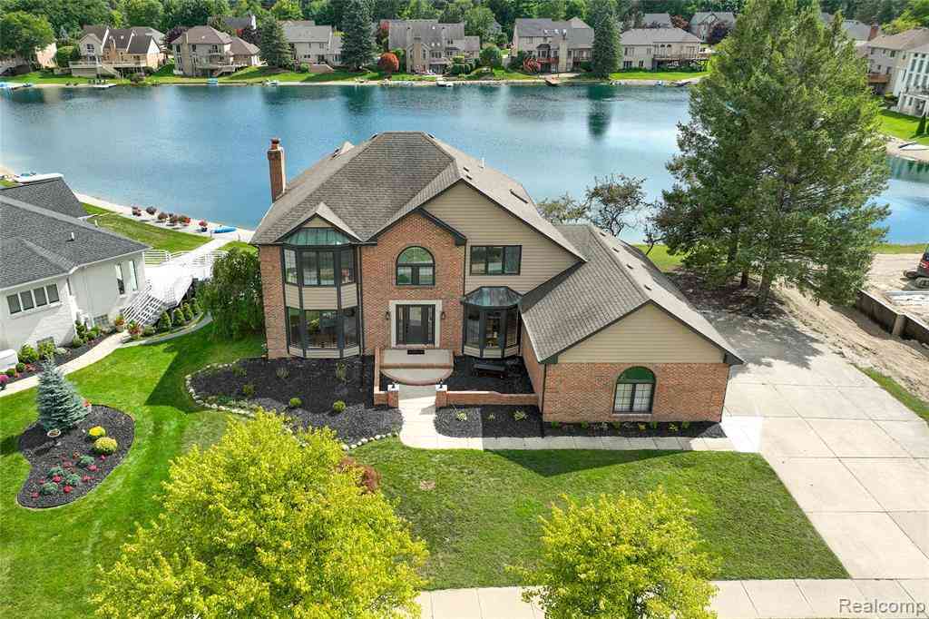 Homes For Sale - 8828 Grace Street <br/> Macomb County, Shelby Twp, MI 48317