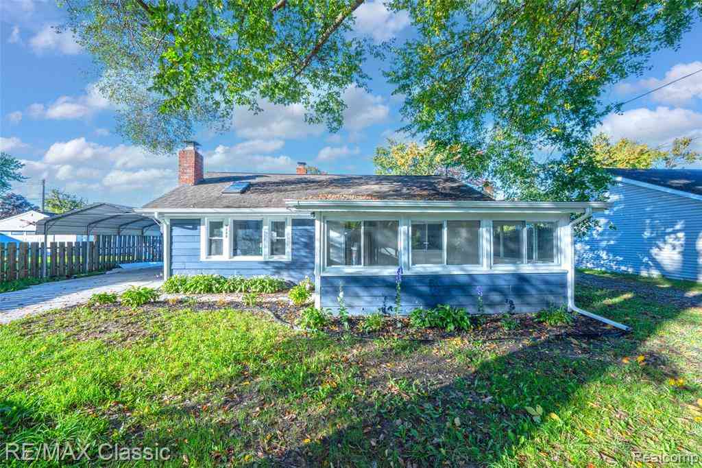 Homes For Sale - 1220 S Cass Lake Road <br/> Oakland County, Waterford, MI 48328