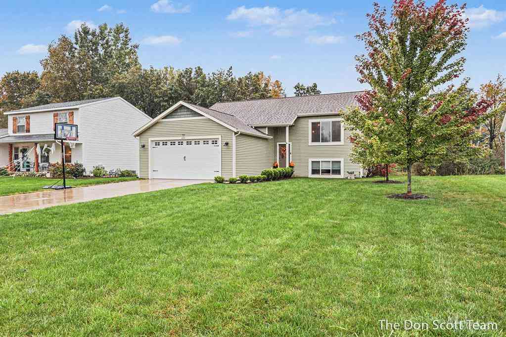 Homes For Sale - 11851 Deerfield Drive <br/> Ravenna, MI 49451