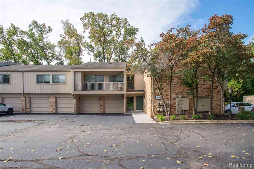 Condo For Sale - 3925 Lone Pine Road  #100<br/> Oakland County, West Bloomfield, MI 48323