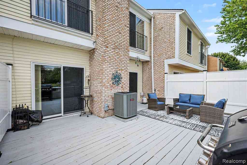 Condo For Sale - 33362 Jefferson Avenue <br/> Macomb County, Saint Clair Shores, MI 48082
