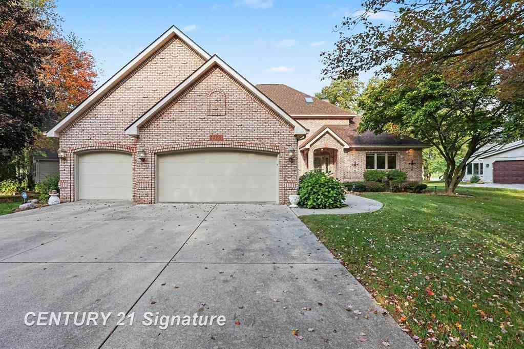 Homes For Sale - 1944 E Lake Circle Drive <br/> Saginaw, MI 48609