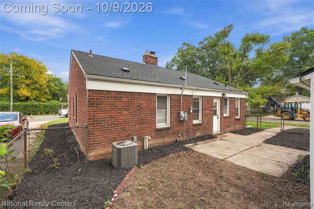 Homes For Sale - 2403 Crooks Road <br/> Royal Oak, MI 48073
