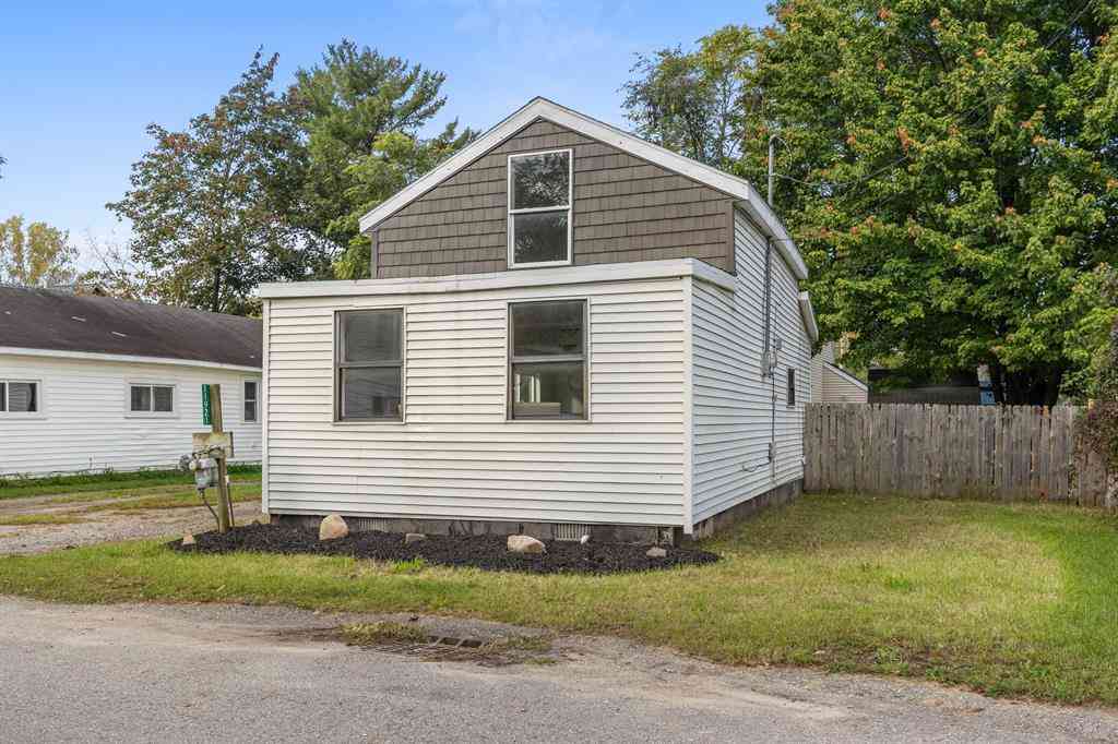 Homes For Sale - 11921 Roxbury Drive Ne NE<br/> Sparta, MI 49345