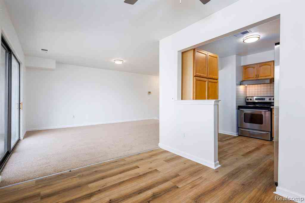 Condo For Sale - 33621 Pondview Circle  #99<br/> Wayne County, Livonia, MI 48152