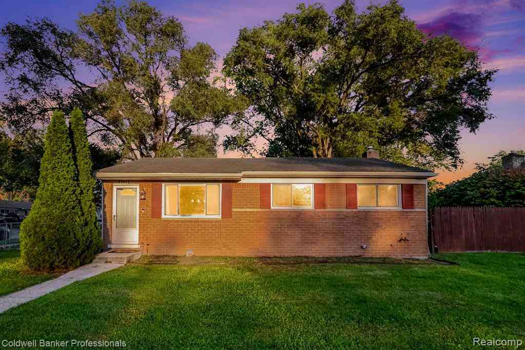 Homes For Sale - 35470 Blairmoor Drive <br/> Macomb County, Clinton Twp, MI 48035