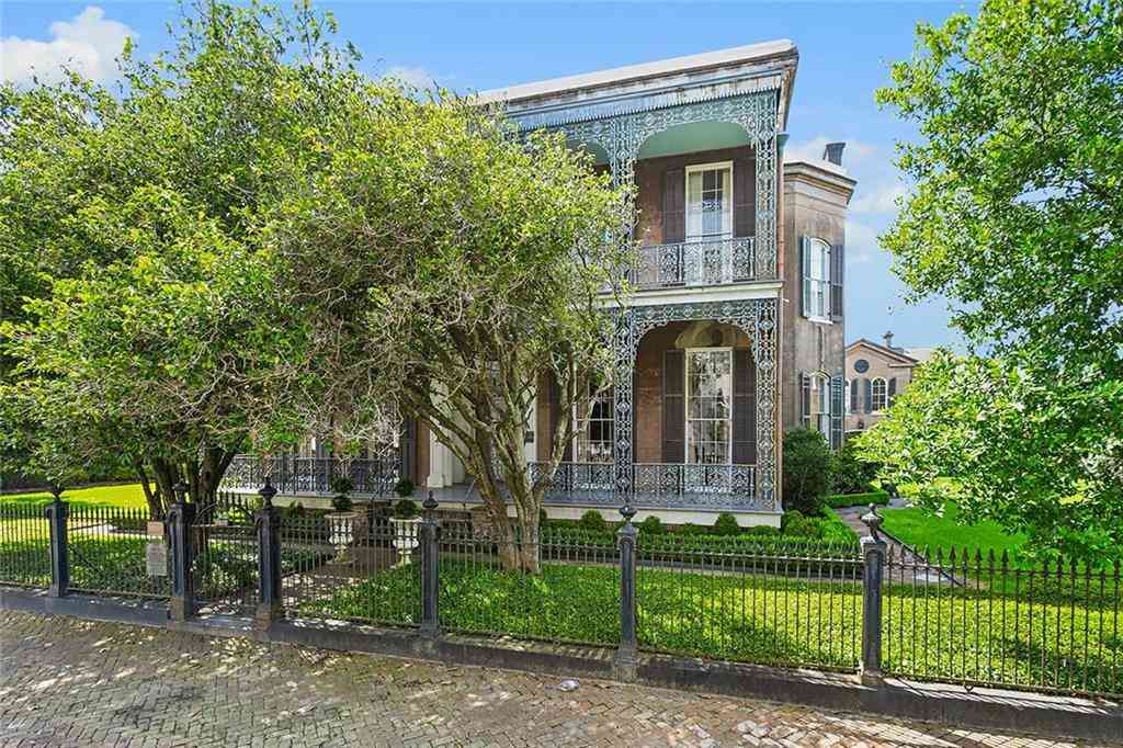 Homes For Sale - 2027 Carondelet Street<br/> New Orleans, LA 70130