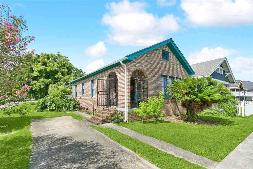 Homes For Sale - 5240 Burgundy Street<br/> New Orleans, LA 70117