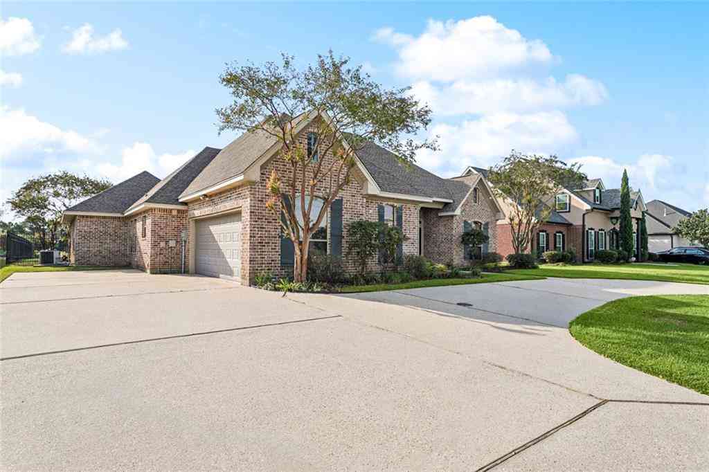 Homes For Sale - 250 E Augusta Lane<br/> Slidell, LA 70458