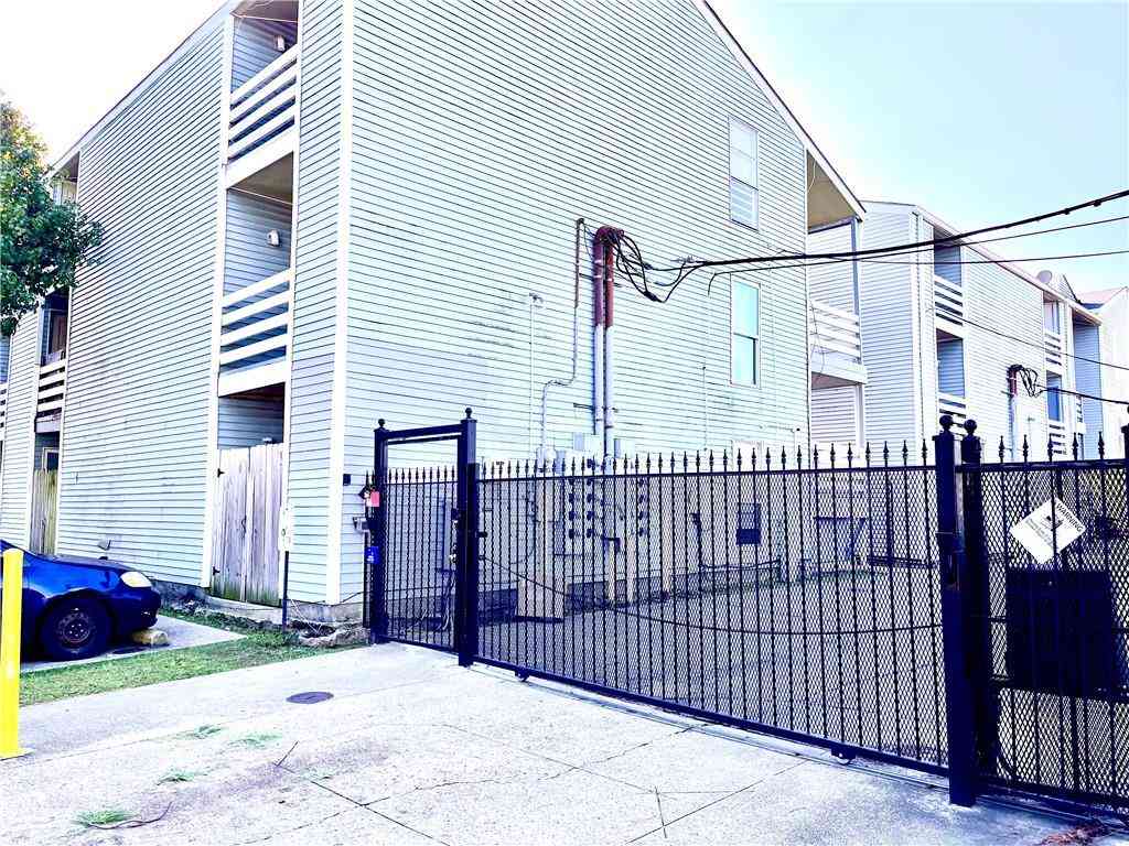 Condo For Sale - 4218 Hessmer Avenue #301<br/> Metairie, LA 70002