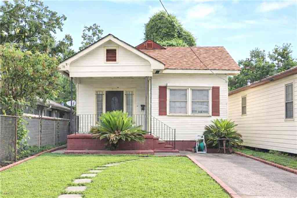 Homes For Sale - 9411 Stroelitz Street<br/> New Orleans, LA 70118