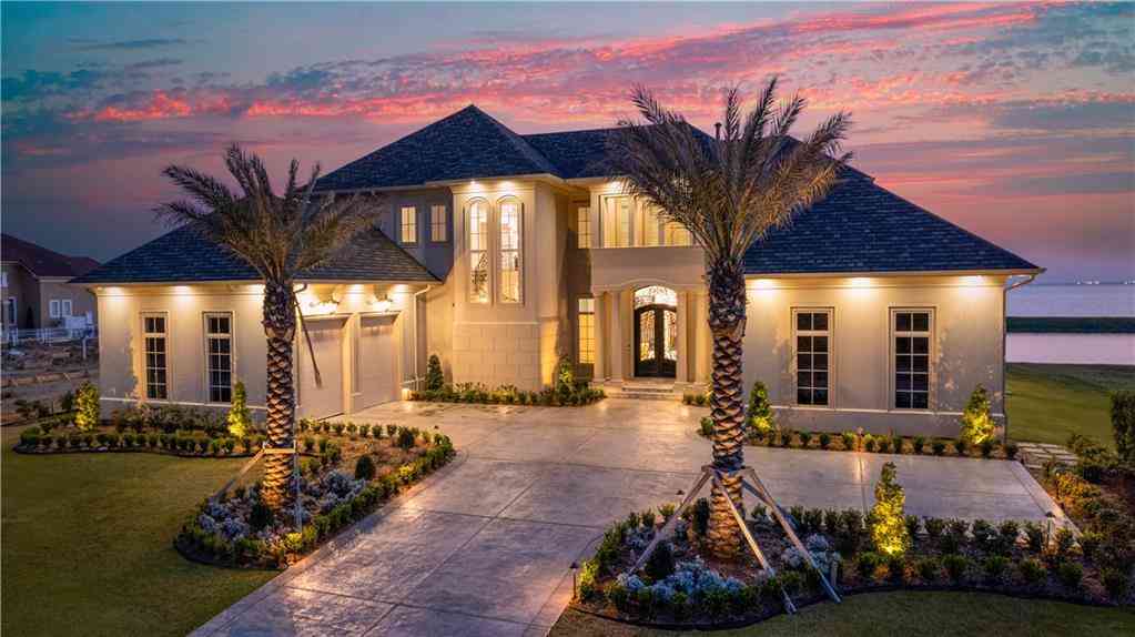Homes For Sale - 990 Lakeshore Boulevard<br/> Slidell, LA 70461