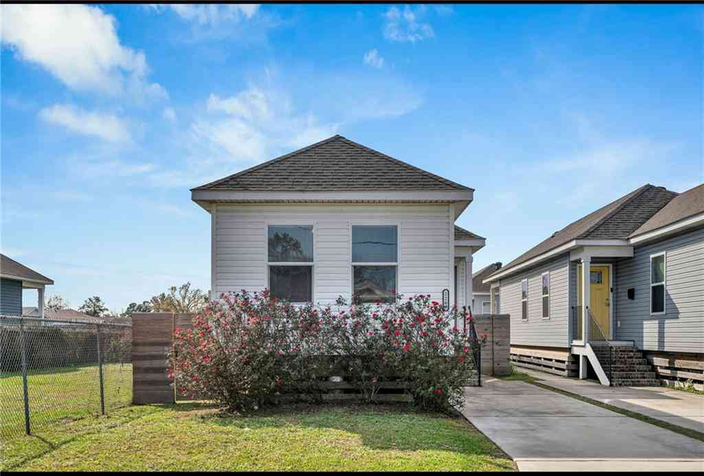 Homes For Sale - 2208 Huey P Long Avenue<br/> Gretna, LA 70053