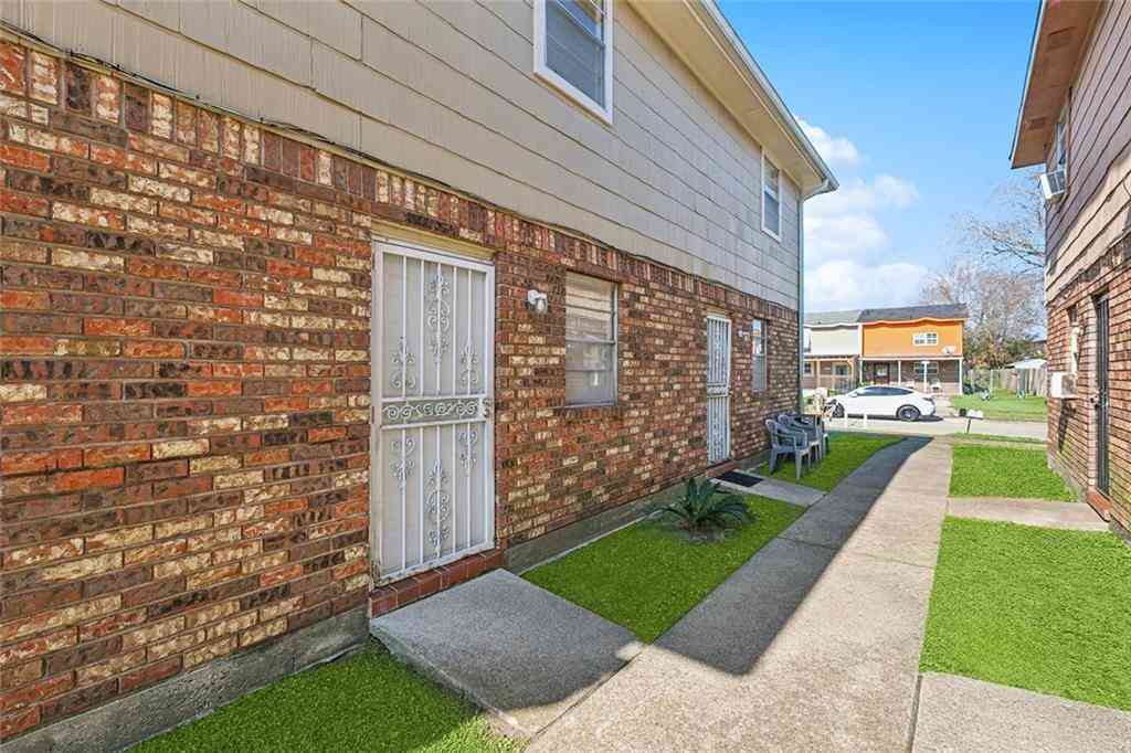 Townhouse For Sale - 6660 Harbourview Drive<br/> New Orleans, LA 70126