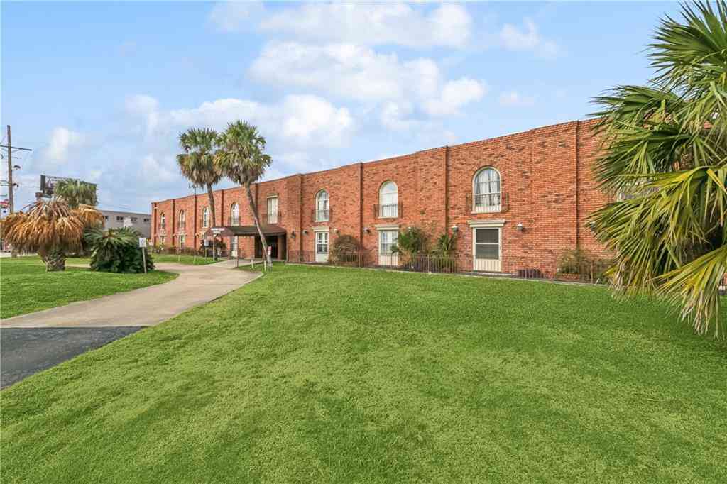 Condo For Sale - 6901 Veterans Memorial Boulevard #13<br/> Metairie, LA 70003